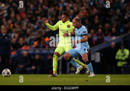 Manchester, Großbritannien. 24. Februar 2015. Neymar (L) von Barcelona durchbricht der UEFA Champions League-Runde von 16 ersten Bein Match zwischen Manchester City und Barcelona im Etihad Stadium in Manchester, England, am 24. Februar 2015. Barcelona gewann 2: 1. Bildnachweis: Han Yan/Xinhua/Alamy Live-Nachrichten Stockfoto