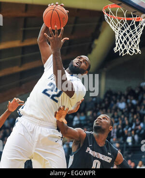 Villanova, PA, USA. 24. Februar 2015. 24. Februar 2015: Villanova senior vorwärts JayVaughn Pinkston (22) schnappt sich eine Erholung während der Matchup zwischen Providence Friars und #6-Ranked Villanova Wildcats im The Pavilion in Villanova, Pennsylvania. Scott Serio/CSM/Alamy Live-Nachrichten Stockfoto