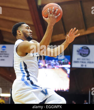 Villanova, PA, USA. 24. Februar 2015. 24. Februar 2015: Villanova Senior Wache Darrun Hilliard (4) Laufwerke in den Korb während der Matchup zwischen Providence Friars und #6-Ranked Villanova Wildcats im The Pavilion in Villanova, Pennsylvania. Scott Serio/CSM/Alamy Live-Nachrichten Stockfoto