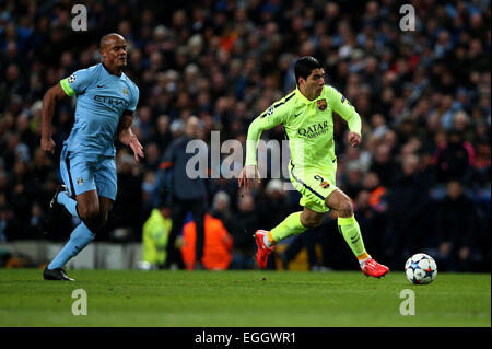 Manchester, Großbritannien. 24. Februar 2015. Luis Suarez (R) von Barcelona und Pausen durch die UEFA Champions league Runde der 16 erste Bein Match zwischen Manchester City und Barcelona im Etihad Stadium in Manchester, England, am 24. Februar 2015. Barcelona gewann 2: 1. Bildnachweis: Han Yan/Xinhua/Alamy Live-Nachrichten Stockfoto