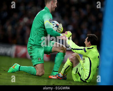 Manchester, Großbritannien. 24. Februar 2015. Lionel Messi (R) von Barcelona kommuniziert mit Manchester City Torhüter Joe Hart nach ihren kämpfen um den Ball während der UEFA Champions League Runde der 16 erste Bein Match zwischen Manchester City und Barcelona im Etihad Stadium in Manchester, England, am 24. Februar 2015. Barcelona gewann 2: 1. Bildnachweis: Han Yan/Xinhua/Alamy Live-Nachrichten Stockfoto