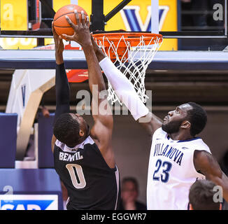 Villanova, PA, USA. 24. Februar 2015. 24. Februar 2015: Vorsehung Neuling vorwärts Ben Bentil (0) wandelt eine Slam Dunk über Villanova junior vorwärts Daniel Ochefu (23) während das Matchup zwischen Providence Friars und #6-Ranked Villanova Wildcats im The Pavilion in Villanova, Pennsylvania. Scott Serio/CSM/Alamy Live-Nachrichten Stockfoto