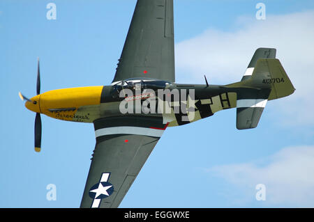 North American P - 51D Mustang, den Spitznamen wilder Frankie in United States Army Air Corps Farben während ein Tiefpass in Duxford ein Stockfoto