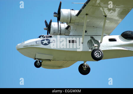 PBY Catalina Wasserflugzeug im zweiten Weltkrieg US Navy Farben landet auf dem Flughafen Duxford, England. Stockfoto