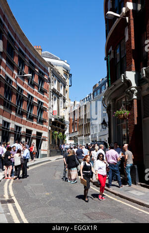 Menschen trinken außerhalb von Kneipen und Bars am St Andrew Hill, London, England Stockfoto