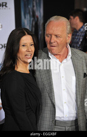 LOS ANGELES, CA - 4. November 2013: Sir Anthony Hopkins & Frau Stella Arroyave bei der US-Premiere seines Films "Thor: The Dark World" am El Capitan Theatre in Hollywood. Stockfoto