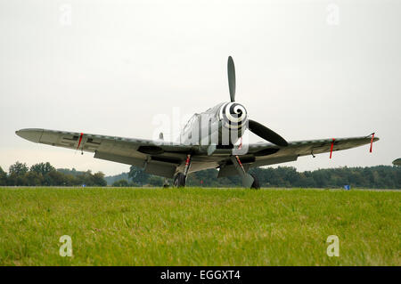 Messerschmitt BF - 109G Zweiter Weltkrieg Warbird auf der Basis in Manching, Deutschland. Stockfoto