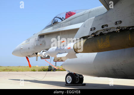 Nahaufnahme einer GBU-12-Smart-Bombe auf eine kanadische CF-18 Hornet an Trapani Airbase, Sizilien, während der Operation Unified Protector. Stockfoto