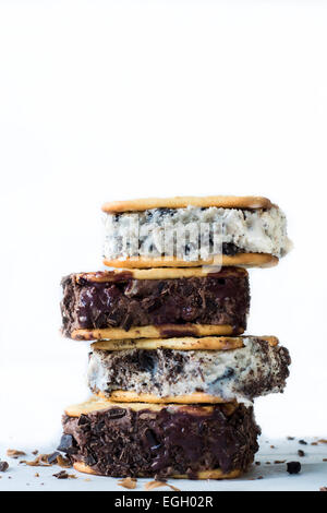 Schokolade und Stracciatella Eis Cremes Sandwiches auf weißem Hintergrund Stockfoto