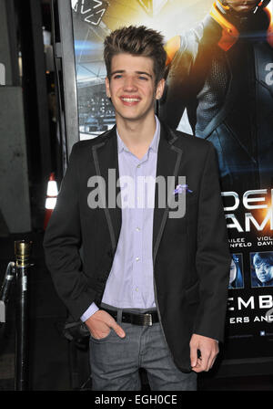 LOS ANGELES, CA - 28. Oktober 2013: Brandon Tyler Russell bei der Los-Angeles-Premiere von "Ender es Game" in TCL Chinese Theatre. Stockfoto