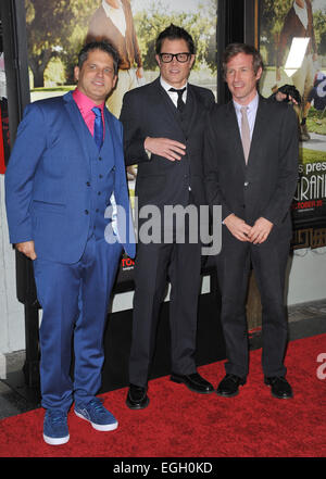 LOS ANGELES, CA - 23. Oktober 2013: Regisseur Jeff Tremaine (links), Johnny Knoxville & Spike Jonze bei der Premiere ihres Films "Jackass präsentiert: schlechte Opa" am TCL Chinese Theatre in Hollywood. Stockfoto