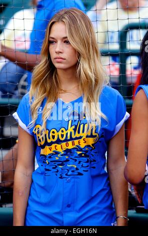 Sports Illustrated Swimsuit Modelle erscheinen bei "The Brooklyn Beach Party" auf Coney Island Featuring: Hannah Ferguson wo: New York City, New York, USA bei: 23. August 2014 Stockfoto