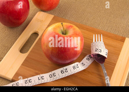 Gesunde Ernährung und Ernährung für Gewicht-Verlust-Konzept mit Apfel und Maßband Stockfoto