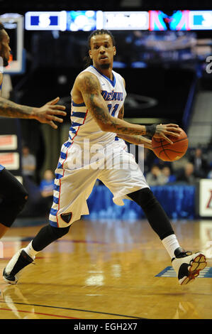 Rosemont, Illinois, USA. 24. Februar 2015. DePaul Blue Demons vorwärts Jamee Crockett (21) steuert den Ball in der ersten Hälfte von der NCAA Männer Basketball-Spiel zwischen der Creighton Bluejays und die DePaul Blue Dämonen in der Allstate Arena in Rosemont, Illinois. Patrick Gorski/CSM/Alamy Live-Nachrichten Stockfoto