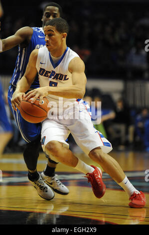 Rosemont, Illinois, USA. 24. Februar 2015. DePaul Blue Dämonen bewachen Billy Garrett Jr. (5) steuert den Ball in der ersten Hälfte von der NCAA Männer Basketball-Spiel zwischen der Creighton Bluejays und die DePaul Blue Dämonen in der Allstate Arena in Rosemont, Illinois. Patrick Gorski/CSM/Alamy Live-Nachrichten Stockfoto