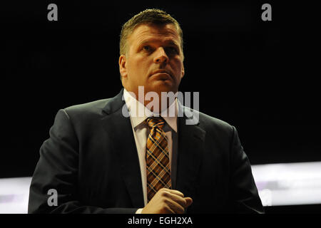 Rosemont, Illinois, USA. 24. Februar 2015. Creighton Bluejays Cheftrainer Greg McDermott sieht in der ersten Hälfte von der NCAA Männer Basketball-Spiel zwischen der Creighton Bluejays und die DePaul Blue Dämonen in der Allstate Arena in Rosemont, Illinois. Patrick Gorski/CSM/Alamy Live-Nachrichten Stockfoto