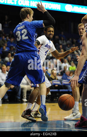 Rosemont, Illinois, USA. 24. Februar 2015. DePaul Blue Demons vorwärts Myke Henry (4) verliert die Kontrolle über den Ball in der ersten Hälfte der NCAA Männer Basketball-Spiel zwischen der Creighton Bluejays und die DePaul Blue Dämonen in der Allstate Arena in Rosemont, Illinois. Patrick Gorski/CSM/Alamy Live-Nachrichten Stockfoto