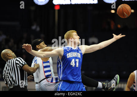Rosemont, Illinois, USA. 24. Februar 2015. Creighton Bluejays Zentrum Geoffrey Groselle (41) gewinnt der Spitze Weg während der ersten Hälfte der NCAA Männer Basketball-Spiel zwischen der Creighton Bluejays und die DePaul Blue Dämonen in der Allstate Arena in Rosemont, Illinois. Patrick Gorski/CSM/Alamy Live-Nachrichten Stockfoto