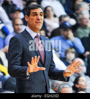 Villanova, PA, USA. 24. Februar 2015. 24. Februar 2015: Villanova Head Coach Jay Wright Uhren die Aktion während der Matchup zwischen Providence Friars und #6-Ranked Villanova Wildcats im The Pavilion in Villanova, Pennsylvania. Villanova gewann 89-61. Scott Serio/CSM/Alamy Live-Nachrichten Stockfoto