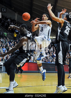 Villanova, PA, USA. 24. Februar 2015. 24. Februar 2015: Villanova Sophomore Wache Josh Hart (3) ist verschmutzt, wie er in den Korb während der Matchup zwischen Providence Friars und #6-Ranked Villanova Wildcats im The Pavilion in Villanova, Pennsylvania fährt. Villanova gewann 89-61. Scott Serio/CSM/Alamy Live-Nachrichten Stockfoto