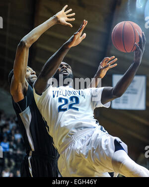 Villanova, PA, USA. 24. Februar 2015. 24. Februar 2015: Villanova senior vorwärts JayVaughn Pinkston (22) Laufwerke für einen Korb während der Matchup zwischen Providence Friars und #6-Ranked Villanova Wildcats im The Pavilion in Villanova, Pennsylvania. Villanova gewann 89-61. Scott Serio/CSM/Alamy Live-Nachrichten Stockfoto