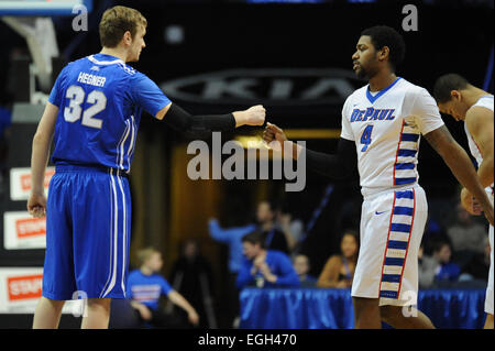 Rosemont, Illinois, USA. 24. Februar 2015. Creighton Bluejays leiten Toby Hegner (32) begrüßt, DePaul Blue Demons Myke Henry (4) weiterleiten, an das Gericht, vor dem ersten Halbjahr der NCAA Männer Basketball-Spiel zwischen der Creighton Bluejays und die DePaul Blue Dämonen in der Allstate Arena in Rosemont, Illinois. Patrick Gorski/CSM/Alamy Live-Nachrichten Stockfoto