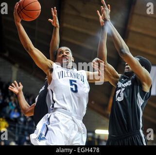 Villanova, PA, USA. 24. Februar 2015. 24. Februar 2015: Villanova Freshman Wache Phil Booth (5) teilt Verteidiger für einen Korb während der Matchup zwischen Providence Friars und #6-Ranked Villanova Wildcats im The Pavilion in Villanova, Pennsylvania. Villanova gewann 89-61. Scott Serio/CSM/Alamy Live-Nachrichten Stockfoto