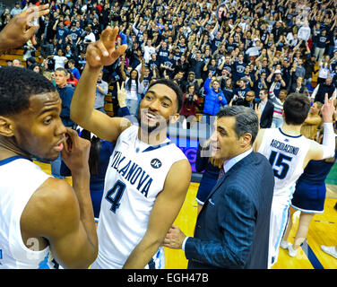 Villanova, PA, USA. 24. Februar 2015. 24. Februar 2015: Villanova senior Wache Darrun Hilliard (4) feiert mit Teamkollegen nach dem Matchup zwischen Providence Friars und #6-Ranked Villanova Wildcats im The Pavilion in Villanova, Pennsylvania. Villanova gewann 89-61Scott Serio/CSM/Alamy Live News Stockfoto