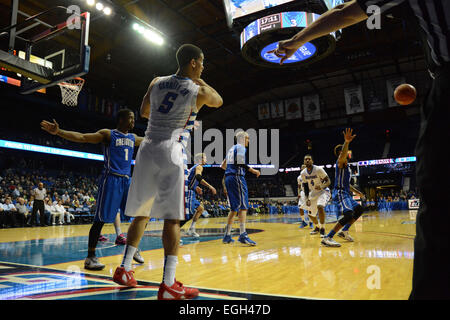 Rosemont, Illinois, USA. 24. Februar 2015. DePaul Blue Demons Guard Billy Garrett Jr. (5) wirft den Ball wieder im Spiel während der ersten Hälfte der NCAA Männer Basketball-Spiel zwischen der Creighton Bluejays und die DePaul Blue Dämonen in der Allstate Arena in Rosemont, Illinois. Patrick Gorski/CSM/Alamy Live-Nachrichten Stockfoto