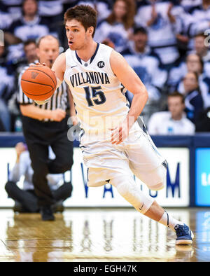 Villanova, PA, USA. 24. Februar 2015. 24. Februar 2015: Villanova junior Guard Ryan Arcidiacono (15) bringt den Ball oben Gericht während der Matchup zwischen Providence Friars und #6-Ranked Villanova Wildcats im The Pavilion in Villanova, Pennsylvania. Villanova gewann 89-61. Scott Serio/CSM/Alamy Live-Nachrichten Stockfoto