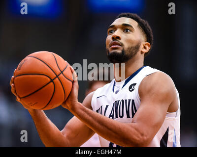 Villanova, PA, USA. 24. Februar 2015. 24. Februar 2015: Villanova senior Wache Darrun Hilliard (4) nimmt einen Freiwurf während dem Matchup zwischen Providence Friars und #6-Ranked Villanova Wildcats im The Pavilion in Villanova, Pennsylvania. Villanova gewann 89-61. Scott Serio/CSM/Alamy Live-Nachrichten Stockfoto