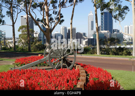 Canon im Kings Park mit Blick auf die westliche australische Hauptstadt Perth. Stockfoto