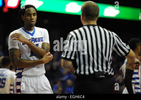 Rosemont, Illinois, USA. 24. Februar 2015. DePaul Blue Demons vorwärts Forrest Robinson (11) spricht zu den Ref in der ersten Hälfte von der NCAA Männer Basketball-Spiel zwischen der Creighton Bluejays und die DePaul Blue Dämonen in der Allstate Arena in Rosemont, Illinois. Patrick Gorski/CSM/Alamy Live-Nachrichten Stockfoto