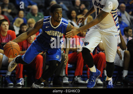 Rosemont, Illinois, USA. 24. Februar 2015. Creighton Bluejays Wache Austin Chatman (1) den Ball nach vorne bewegt sich in der ersten Hälfte von der NCAA Männer Basketball-Spiel zwischen Creighton Bluejays und die DePaul Blue Dämonen in der Allstate Arena in Rosemont, Illinois. Patrick Gorski/CSM/Alamy Live-Nachrichten Stockfoto