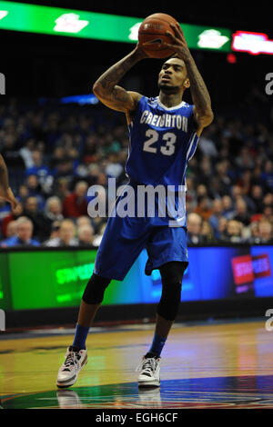 Rosemont, Illinois, USA. 24. Februar 2015. Creighton Bluejays Guard James Milliken (23) führt einen Torwurf aus in der ersten Hälfte der NCAA Männer Basketball-Spiel zwischen der Creighton Bluejays und die DePaul Blue Dämonen in der Allstate Arena in Rosemont, Illinois. Patrick Gorski/CSM/Alamy Live-Nachrichten Stockfoto