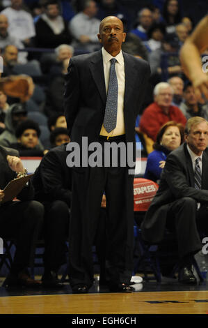 Rosemont, Illinois, USA. 24. Februar 2015. DePaul Blue Demons Trainer Oliver Purnell sieht in der ersten Hälfte von der NCAA Männer Basketball-Spiel zwischen der Creighton Bluejays und die DePaul Blue Dämonen in der Allstate Arena in Rosemont, Illinois. Patrick Gorski/CSM/Alamy Live-Nachrichten Stockfoto