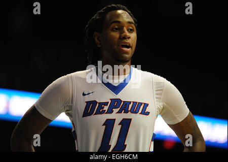 Rosemont, Illinois, USA. 24. Februar 2015. DePaul Blue Demons vorwärts Forrest Robinson (11) blickt auf während des Spiels in der ersten Hälfte von der NCAA Männer Basketball-Spiel zwischen der Creighton Bluejays und die DePaul Blue Dämonen in der Allstate Arena in Rosemont, Illinois. Patrick Gorski/CSM/Alamy Live-Nachrichten Stockfoto