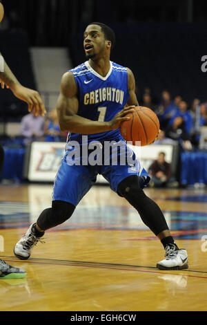 Rosemont, Illinois, USA. 24. Februar 2015. Creighton Bluejays Wache Austin Chatman (1) steuert den Ball in der ersten Hälfte von der NCAA Männer Basketball-Spiel zwischen der Creighton Bluejays und die DePaul Blue Dämonen in der Allstate Arena in Rosemont, Illinois. Patrick Gorski/CSM/Alamy Live-Nachrichten Stockfoto