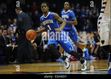 Rosemont, Illinois, USA. 24. Februar 2015. Creighton Bluejays Wache Austin Chatman (1) nimmt den Ball nach unten Gericht während der ersten Hälfte der NCAA Männer Basketball-Spiel zwischen der Creighton Bluejays und die DePaul Blue Dämonen in der Allstate Arena in Rosemont, Illinois. Patrick Gorski/CSM/Alamy Live-Nachrichten Stockfoto