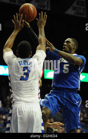 Rosemont, Illinois, USA. 24. Februar 2015. Creighton Bluejays Guard Devin Brooks (5) führt einen Torwurf aus in der ersten Hälfte der NCAA Männer Basketball-Spiel zwischen der Creighton Bluejays und die DePaul Blue Dämonen in der Allstate Arena in Rosemont, Illinois. Patrick Gorski/CSM/Alamy Live-Nachrichten Stockfoto