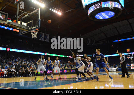 Rosemont, Illinois, USA. 24. Februar 2015. DePaul Blue Demons betreuen in Rebound einen Freiwurf in der ersten Hälfte von der NCAA Männer Basketball-Spiel zwischen der Creighton Bluejays und die DePaul Blue Dämonen in der Allstate Arena in Rosemont, Illinois. Patrick Gorski/CSM/Alamy Live-Nachrichten Stockfoto
