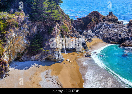 Blick auf McWay Falls und Strand. Julia Pfeiffer Burns State Park, California, Vereinigte Staaten von Amerika. Stockfoto