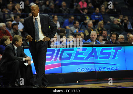Rosemont, Illinois, USA. 24. Februar 2015. DePaul Blue Demons Cheftrainer Oliver Purnell entlang des Gerichts in der zweiten Hälfte von der NCAA Männer Basketball-Spiel zwischen der Creighton Bluejays und die DePaul Blue Dämonen in der Allstate Arena in Rosemont, Illinois Schritte. Patrick Gorski/CSM/Alamy Live-Nachrichten Stockfoto