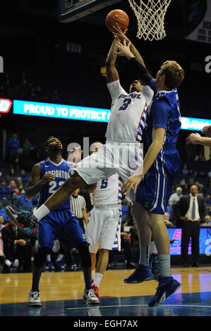 Rosemont, Illinois, USA. 24. Februar 2015. DePaul Blue Demons vorwärts Rashaun Stimage (3) wird nach gehen für einen Schuss in der zweiten Hälfte von der NCAA Männer Basketball-Spiel zwischen der Creighton Bluejays und die DePaul Blue Dämonen in der Allstate Arena in Rosemont, Illinois foul. Patrick Gorski/CSM/Alamy Live-Nachrichten Stockfoto