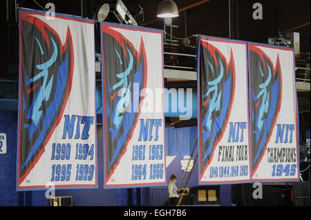 Rosemont, Illinois, USA. 24. Februar 2015. Eine Ansicht der SELECT-Anweisung Banner DePaul Blue Demons vor der NCAA Männer Basketball-Spiel zwischen der Creighton Bluejays und die DePaul Blue Dämonen in der Allstate Arena in Rosemont, Illinois. Patrick Gorski/CSM/Alamy Live-Nachrichten Stockfoto