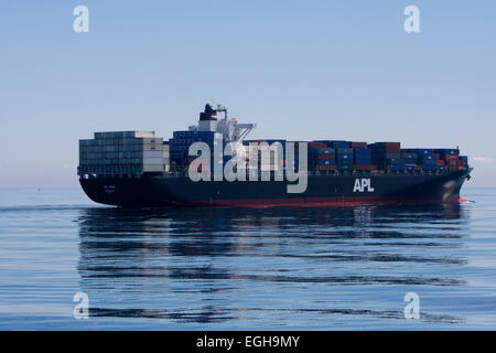 Ein Containerschiff verankert in der Juan de Fuca Strait zwischen Victoria, BC, Kanada und Port Angeles, Washington, USA im Juni Stockfoto