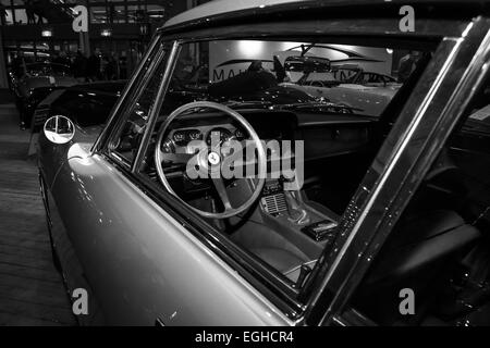 Das Cockpit eines Sportwagens Ferrari 330 GT 2 + 2 Serie II Stockfoto