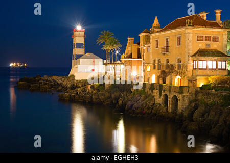 Blick auf Santa Marta Leuchtturm und städtische Museum von Cascais, Portugal. Stockfoto