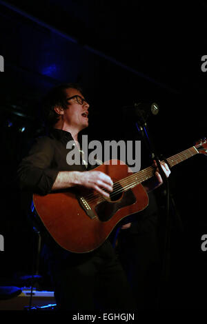 Frankfurt am Main, Deutschland. 24. Februar 2015. US-amerikanischer Singer-Songwriter, singt Erik Penny im Nachtleben, Frankfurt am Main, Deutschland, am 24. Februar 2015. © Luo Huanhuan/Xinhua/Alamy Live-Nachrichten Stockfoto