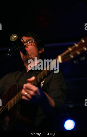 Frankfurt am Main, Deutschland. 24. Februar 2015. US-amerikanischer Singer-Songwriter, singt Erik Penny im Nachtleben, Frankfurt am Main, Deutschland, am 24. Februar 2015. © Luo Huanhuan/Xinhua/Alamy Live-Nachrichten Stockfoto